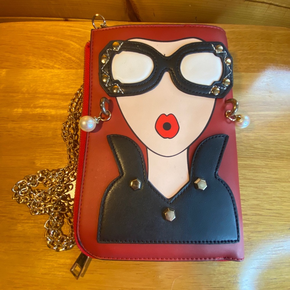 Red Novelty Fashionista Graphic Crossbody Bag Faux Pearl Accents Gold‎ Chain